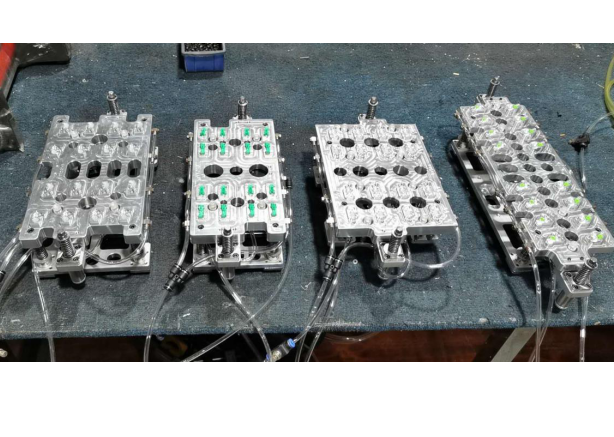 注塑機取出+埋入械手掌（玩具包膠類）